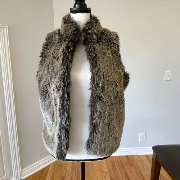 Outdoor Edition by Parkhurst faux fur vest in a size S/P mob wife fur brown - Picture 3 of 15